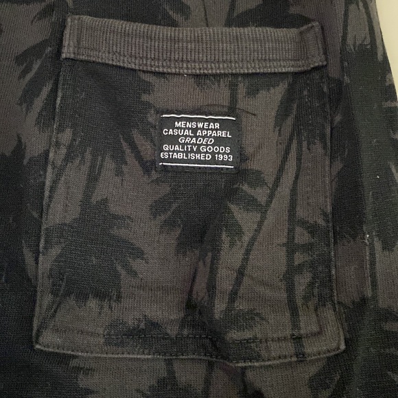 Menswear. H&M LOGG. Summertime comfortable printed shorts. - Picture 6 of 7